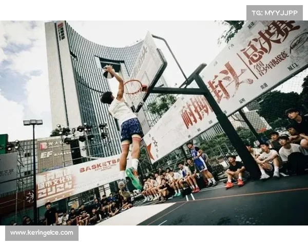 邓丹曾自费向农村小学捐赠篮球装备,并带孩子们参观职业俱乐部